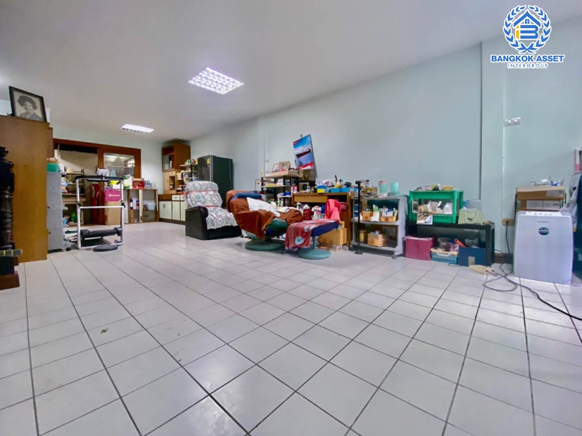 *****ทาวน์เฮ้าส์มือสอง ม.บดินทรรักษา2 คู้บอน เนื้อที่กว้าง 23.70 ตร.ว. ฟังก์ชัน 3 ห้องนอน 2 ห้องน้ำ 1 ที่จอดรถ ภายในสภาพสวย พร้อมเข้าอยู่ โครงการตั้งบนทำเลดี เชื่อมต่อถนนคู้บอน ใกล้รถไฟฟ้าสายสีเขียว "สถานีวัดพระศรีมหาธาตุ" และจุดขึ้นทางด่วน "จตุโชติ" จองเลย